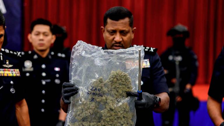 Pengarah Jabatan Siasatan Jenayah Narkotik (JSJN) Bukit Aman, Datuk Hussein Omar Khan melihat barangan rampasan pada sidang media mengenai kejayaan JSJN dalam menumpaskan sindiket pengedaran dadah jenis bunga ganja di sekitar negeri Selangor bernilai RM5.9 juta di Mes Pegawai Kanan Polis, Ibu Pejabat Polis Kontinjen Selangor, hari ini. - BERNAMA