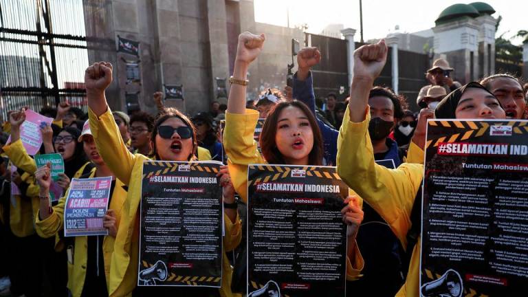 University students holding posters shout slogans during a protest demanding the release of demonstrators detained during the widespread protests over parliamentarians' extra pay and housing allowances, which escalated after a police armoured vehicle hit and killed a driver of a ride-hailing motorbike, outside the Indonesian parliament building in Jakarta, Indonesia September 4, 2025. - REUTERSPIX