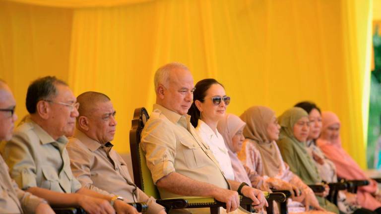 Perak Ruler Sultan Nazrin Shah and Perak Queen Tuanku Zara Salim watch a performance by Vat 69 commandos during the inauguration of the Sultan Muzzaffar Shah Bridge at Dataran Manong here today. – BERNAMA