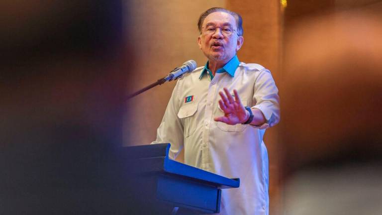 Perdana Menteri Datuk Seri Anwar Ibrahim merangkap Presiden Parti Keadilan Rakyat (PKR) menyampaikan ucapan pada seminar pemantapan organisasi dan pertemuan bersama Presiden Keadilan di sebuah hotel hari ini. fotoBERNAMA