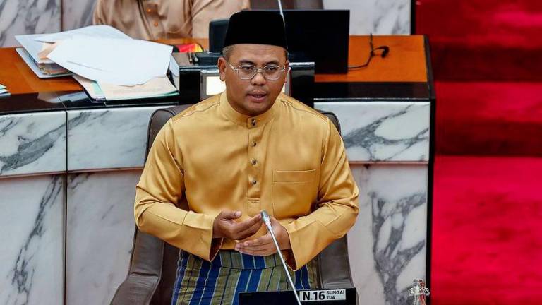 Menteri Besar Selangor Datuk Seri Amirudin Shari ketika sesi soalan lisan pada Mesyuarat Pertama Persidangan Penggal Ketiga Dewan Undangan Negeri (DUN) Selangor ke-15 di Bangunan Dewan Negeri Selangor hari ini. - fotoBERNAMA