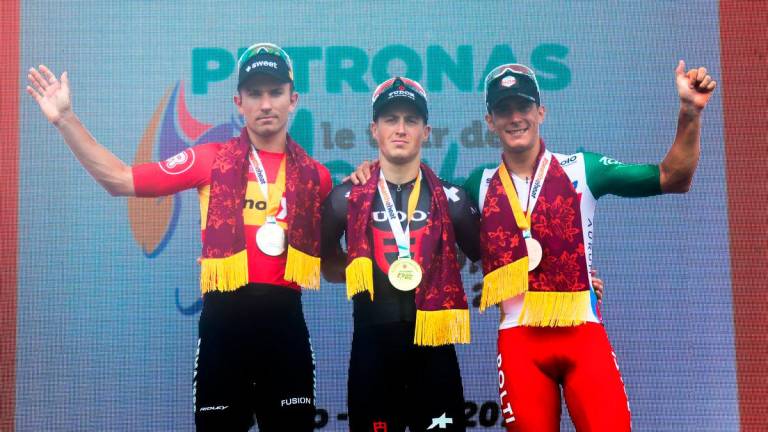 Pelumba Tudor Pro Cycling Arvid De Kleijn menjuarai peringkat keenam Le Tour de Langkawi (LTDL) 2025, Shah Alam ke Port Dickson hari ini. Manakala tempat kedua pelumba Uno-X Mobility Erlend Blikra (kiri) dan ketiga, pelumba Polti VisitMalta Manuel Penalve Aniorte -fotoBERNAMA