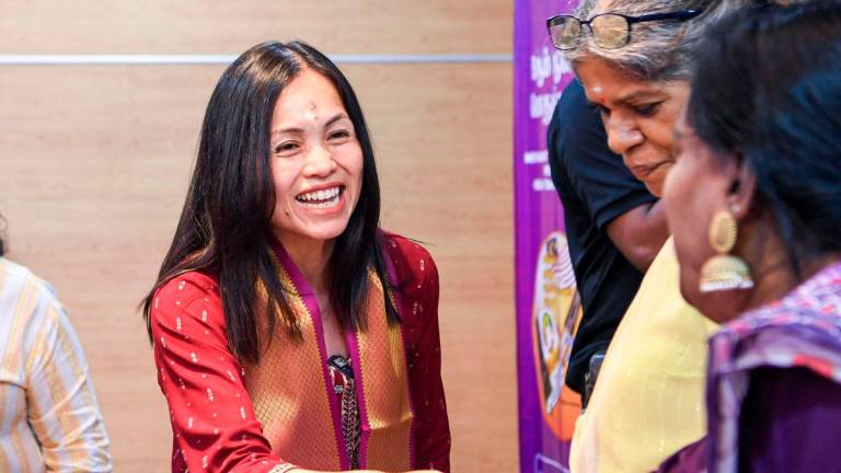 Timbalan Menteri Komunikasi Teo Nie Ching beramah mesra bersama tetamu selepas Mesyuarat Agung Tahunan Pertubuhan Media Tamil Malaysia Tahun 2025 di Wisma Jaya Bakti, Kuala Lumpur hari ini- BERNAMA