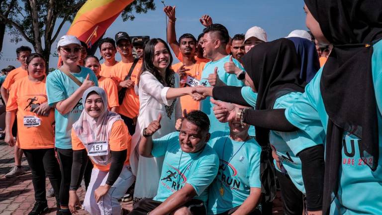 Timbalan Menteri Komunikasi Teo Nie Ching (tengah) bersalaman dengan sebahagian para peserta yang hadir pada Majlis Penutupan First Ever Corporate Social Responsibility (CSR) Run Event - Run For The Future 2025 di Hutan Bandar Kulai hari ini. - BERNAMA