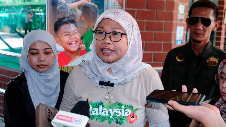 Director of the Terengganu Office of the Ministry of Tourism, Arts and Culture (MOTAC), Mazshida Ruslal (centre), speaks to the media during the Rimba Explorers Programme by the Student Tourism Club (K3P) at Rimba Razia today. – BERNAMA