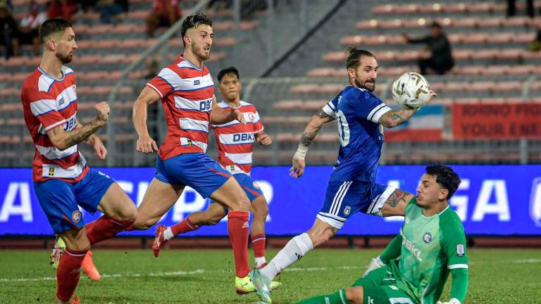 Pemain Sabah FC Azhad Harraz (dua, kanan) melakukan percubaan sambil diselamatkan penjaga gol KL City FC Quincy Julian (kanan) pada saingan Liga Super Malaysia 2025/2026 di Stadium Bola Sepak Kuala Lumpur Cheras malam ini - BERNAMA