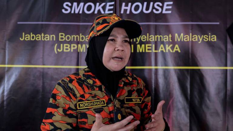 Ketua Zon 4 Jabatan Bomba dan Penyelamat Malaysia (JBPM) Johor, Penguasa Kanan Bomba II Norshuhada Amsari - fotoBERNAMA