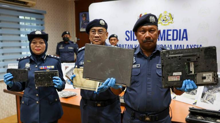Pengarah Jabatan Kastam Diraja Malaysia (JKDM) Pahang Mohd Asri Seman (kanan) menunjukkan sebahagian barangan yang dirampas oleh JKDM Pahang pada sidang media di Pejabat JKDM Bentong, hari ini - BERNAMA