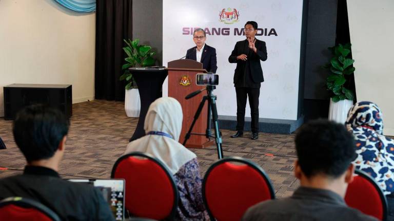 Menteri Komunikasi merangkap jurucakap Kerajaan Perpaduan Datuk Fahmi Fadzil (kiri) ketika sidang media mingguan Kabinet di Menara Komunikasi hari ini. - BERNAMA