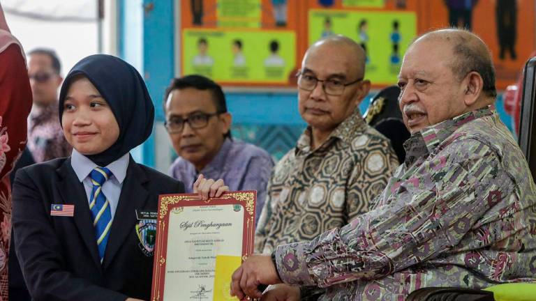 The Raja of Perlis, Tuanku Syed Sirajuddin Jamalullail, graciously presented the Student of the Year Award to Aina Safiyah Ahmad, 17, during the Excellence Award and Co-curriculum Day at SMK Derma for the 2025 Academic Session. Also present were the Menteri Besar of Perlis, Mohd Shukri Ramli (third from left), and the Director of Education for Perlis, Rose Aza Che Ariffin (second from left). - BERNAMA