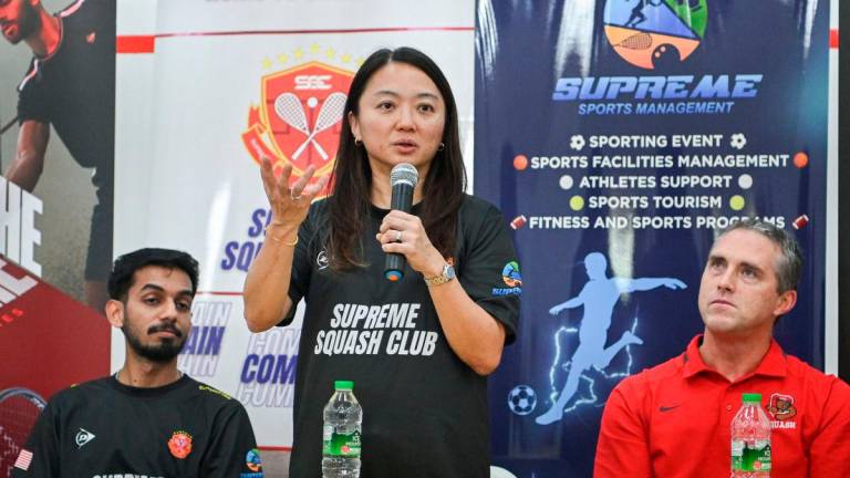 Menteri Belia dan Sukan Hannah Yeoh ketika sidang media jaguh skuasy dunia David Palmer (kanan) di Bukit Bintang Squash Excellence Centre, SMK (L) Bukit Bintang, hari ini - fotoBERNAMA