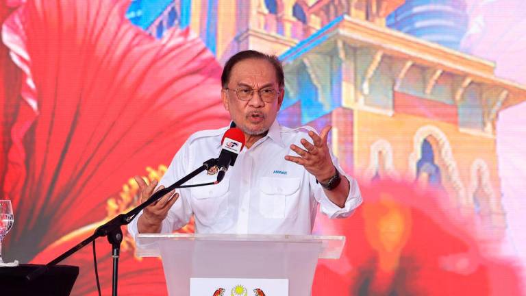 Perdana Menteri Datuk Seri Anwar Ibrahim ketika berucap pada Majlis Peluncuran Bulan Kebangsaan dan Kibar Jalur Gemilang 2025 di Dataran Tanjung Emas hari ini - BERNAMA
