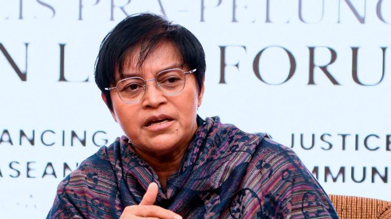 Menteri di Jabatan Perdana Menteri (Undang-Undang dan Reformasi Institusi) Datuk Seri Azalina Othman Said bercakap ketika sidang media selepas majlis pra peluncuran ASEAN Law Forum 2025 di Bangunan Parlimen hari ini.