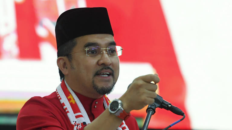 Setiausaha Agung UMNO Datuk Dr Asyraf Wajdi Dusuki berucap pada Mesyuarat Perwakilan UMNO Bahagian Bukit Gantang di Dewan Bunga Raya, Changkat Jering hari ini. - BERNAMA