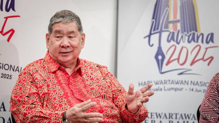 Malaysian Press Institute (MPI) President Datuk Yong Soo Heong is honoured with the HAWANA 2025 Award in recognition of his lifelong contribution to journalism, at the highlight of the National Journalists’ Day (HAWANA) 2025 held at the World Trade Centre Kuala Lumpur (WTCKL) today. - BERNAMAPIX