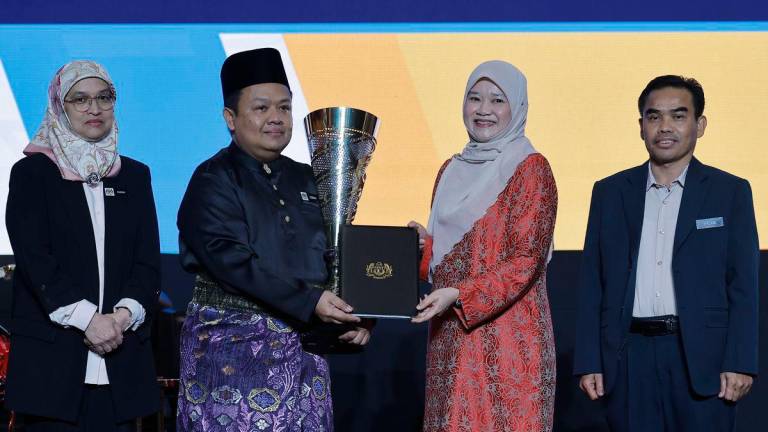 Menteri Pendidikan, Fadhlina Sidek (dua kanan) menyampaikan Anugerah Tokoh Bahasa Melayu kepada Dr. Azman Rahmat (dua kiri) pada Majlis Sambutan Bulan Bahasa Kebangsaan bersempena Dengan Dekad Bahasa Kebangsaan Kementerian Pendidikan Tahun 2025 dan Perasmian Petah KPM 2025 Peringkat Kebangsaan di Pusat Konvensyen Antarabangsa Putrajaya (PICC) hari ini - BERNAMA