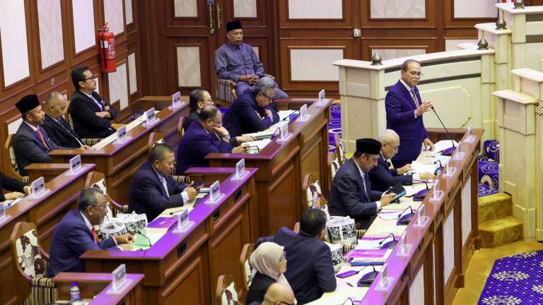 Pahang Chief Minister Datuk Seri Wan Rosdy Wan Ismail answering questions at the Pahang State Legislative Assembly sitting here today. – BERNAMA