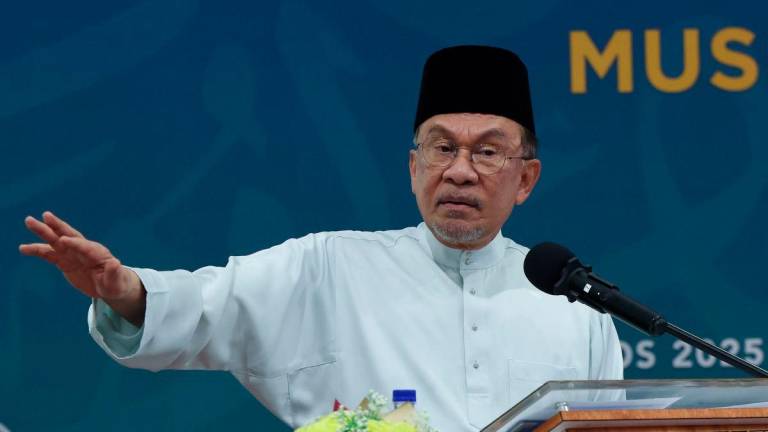 Perdana Menteri Datuk Seri Anwar Ibrahim ketika berucap pada Majlis Pelancaran Al-Quran beserta Terjemahan Bahasa ke-30 (Bahasa Rusia), Mushaf Al-Ummah serta Kontena Penghantaran Al-Quran ke Perancis di Kompleks Percetakan Al-Quran, Kompleks Nasyrul Quran, Presint 14 hari ini - BERNAMA
