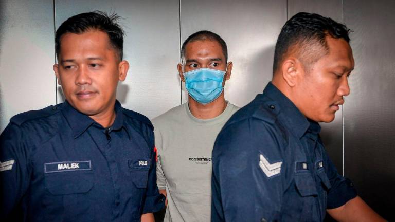 Anggota polis Lans Koperal Muhammad Alif Monjani (tengah), yang didakwa membunuh Nur Farah Kartini Abdullah yang mayatnya ditemukan di ladang kelapa sawit pada tahun lepas, mengaku tidak bersalah atas pertuduhan itu di Mahkamah Tinggi di sini hari ini. fotoBERNAMA