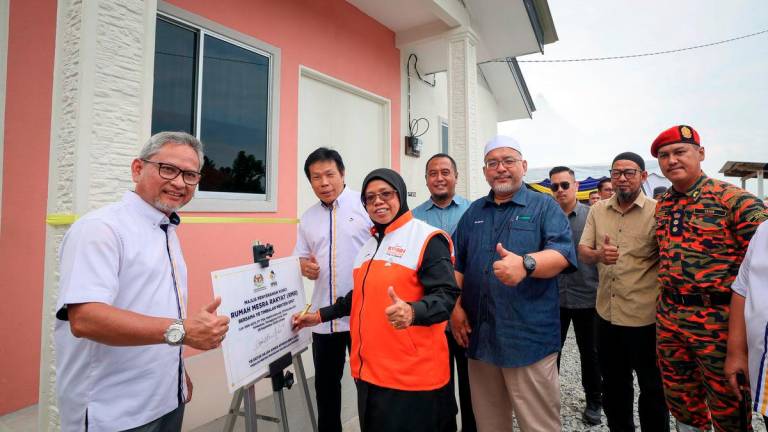 The Deputy Minister of Housing and Local Government, Datuk Aiman Athirah Sabu (third from left), signed a plaque in conjunction with the People’s Friendly Home (RMR) Key Handover Ceremony at the Clustered Land Development Scheme (RTB) Kampung Baru Kiri, Kemasik, today. Also present were the Chairman of the State Committee on Local Government, Housing and Health, Datuk Wan Sukairi Wan Abdullah (third from right), and the Chairman of Syarikat Perumahan Negara Berhad (SPNB), Prof Datuk Dr Mohd Azmi Mohd Lila (second from left). – BERNAMA