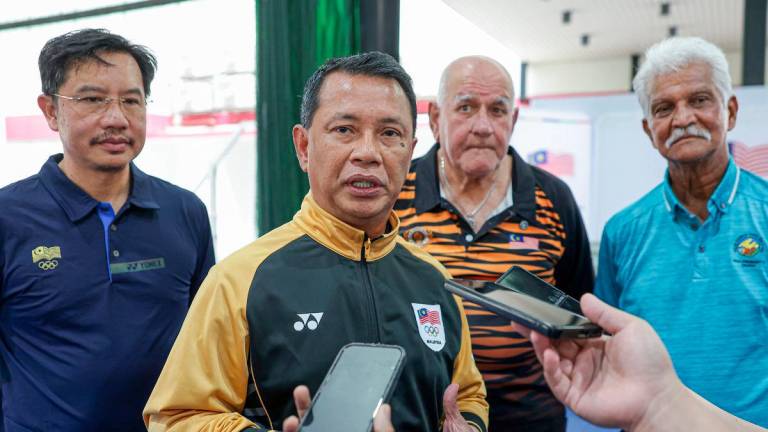 Presiden Majlis Olimpik Malaysia (MOM) Tan Sri Mohamad Norza Zakaria ketika ditemui pemberita selepas Kejohanan Futsal Perpaduan Bawah 18 Piala Datuk Santokh Singh 2025 di WNZ Sports Arena Puchong hari ini. Turut hadir, Lagenda bola sepak negara Datuk Santokh Singh (dua, kanan) - fotoBERNAMA