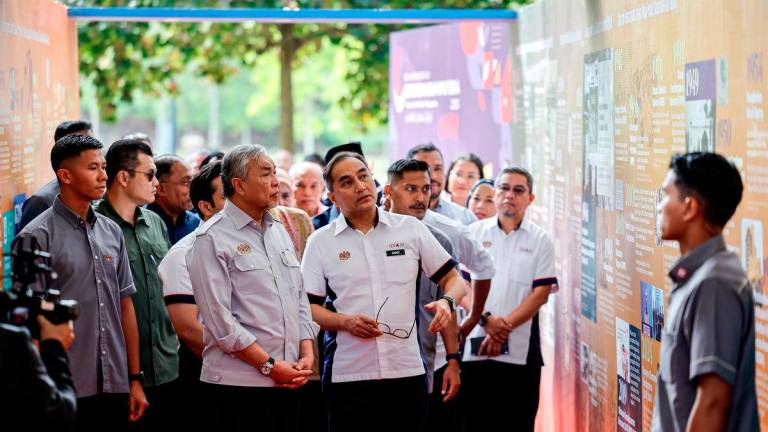 The Deputy Prime Minister, Datuk Seri Dr Ahmad Zahid Hamidi, attended the PuTERA35 Outreach Programme at Universiti Teknologi Mara (UiTM) Puncak Alam, held at Dewan Berlian, the UiTM Puncak Alam campus, today. - BERNAMA