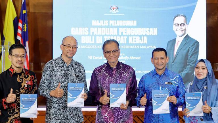 The Minister of Health, Datuk Seri Dr Dzulkefly Ahmad (centre), launched the Guidelines for Managing Workplace Bullying for Ministry of Health (MOH) staff today. Also present were the Director-General of Health, Datuk Dr Mahathar Abd Wahab (second from the left), the Deputy Secretary-General (Finance) of MOH, Datuk Seri Zahrul Hakim Abdullah (second from the right), the Deputy Director-General of Health (Public Health), Dr Ismuni Bohari (left), and the Director of the National Centre of Excellence for Mental Health, Dr Nurashikin Ibrahim (right). - BERNAMA
