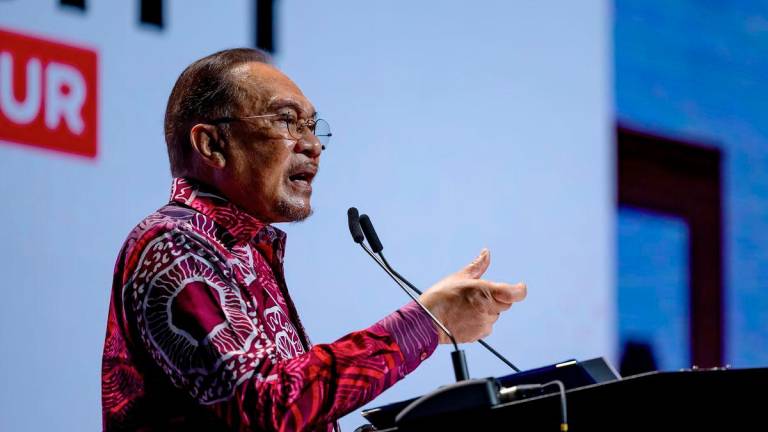 Perdana Menteri, Datuk Seri Anwar Ibrahim menyampaikan ucapan pada SMARTCITY EXPO KUALA LUMPUR di Pusat Konvensyen Kuala Lumpur, hari ini. - BERNAMA