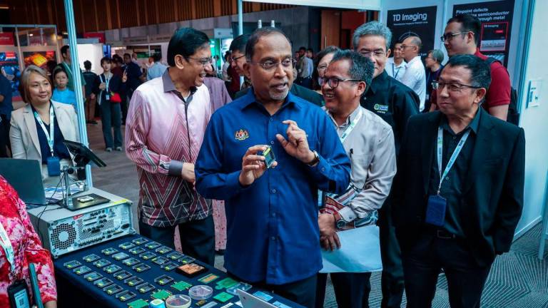 Menteri Pendidikan Tinggi Datuk Seri Dr Zambry Abdul Kadir (tiga, kanan) ketika melakukan lawatan reruai pada 32nd IEEE International Symposium On The Physical And Failure Analysis Of Integrated Circuits (IPFA) 2025 hari ini.