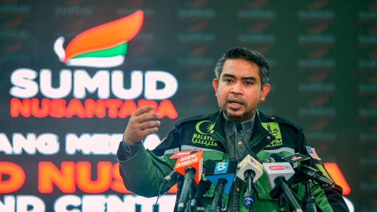 Chief Executive Officer of the Malaysian Consultative Council of Islamic Organisations (MAPIM), Datuk Dr Ahmad Sani Araby Al-Kahery, giving a briefing on the latest situation of the Malaysians who have been detained, during a press conference at the Sumud Nusantara Command Centre (SNCC) yesterday. – BERNAMA