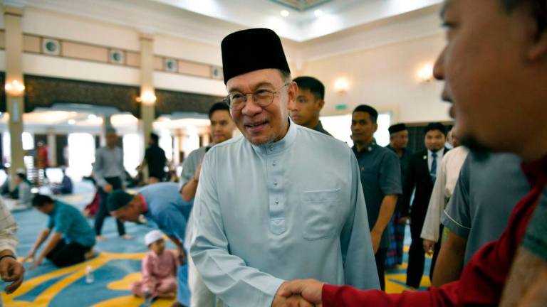 Perdana Menteri Datuk Seri Anwar Ibrahim tiba di Masjid Darul Hana, Petra Jaya bagi menunaikan solat Jumaat, hari ini - fotoBERNAMA