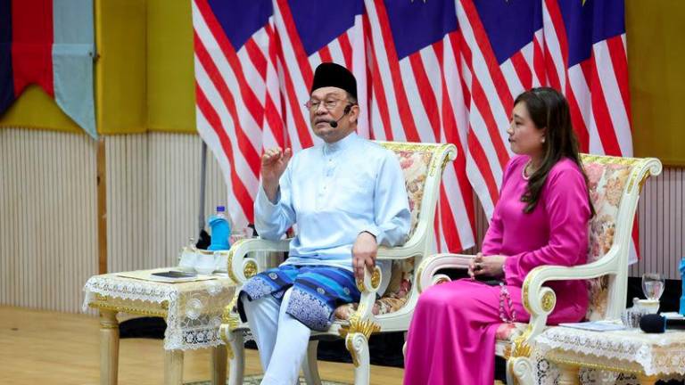 Perdana Menteri Datuk Seri Anwar Ibrahim bercakap pada Program Temu Anwar di Universiti Pertahanan Nasional Malaysia (UPNM) hari ini. - fotoBERNAMA