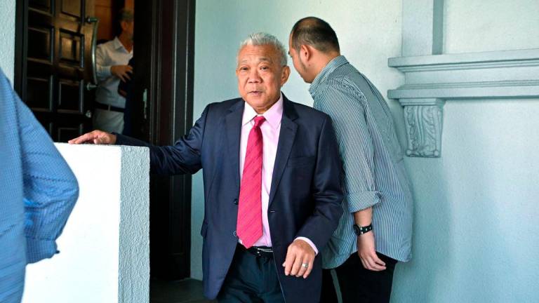 Ahli Parlimen Kinabatangan Datuk Seri Bung Moktar Radin (tengah) hadir ke Mahkamah Sesyen hari ini bagi prosiding perbicaraan membela diri atas tiga pertuduhan rasuah berjumlah RM2.8 juta. - BERNAMA