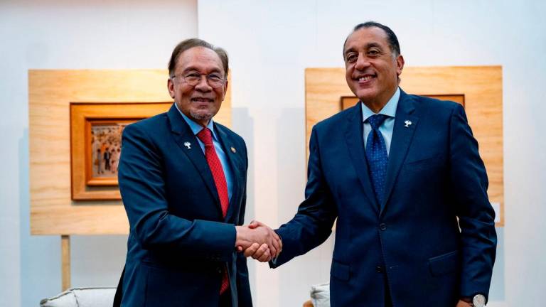 Perdana Menteri Datuk Seri Anwar Ibrahim bersama rakan sejawatnya dari Mesir Mostafa Madbouly ketika mengadakan pertemuan dua hala pada Sidang Kemuncak Pemimpin BRICS semalam - BERNAMA