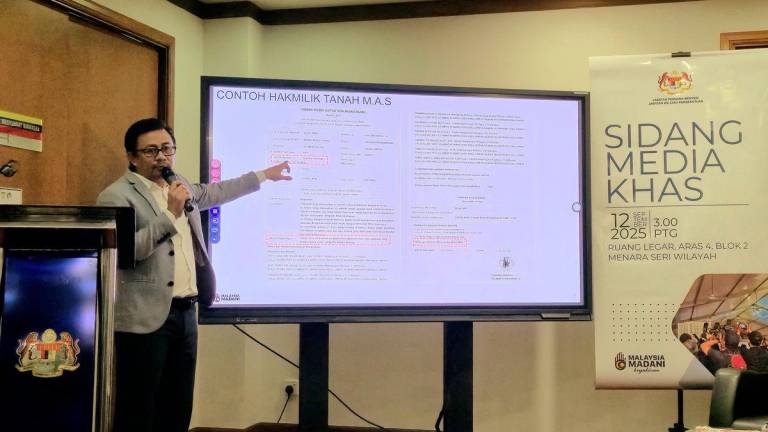 Ketua Pegawai Eksekutif Perbadanan Pembangunan Kampong Bharu Dr Khairul Nizam Othman memberikan penerangan pada sidang media mengenai isu Kampung Sungai Baru di pejabatnya hari ini. - BERNAMA