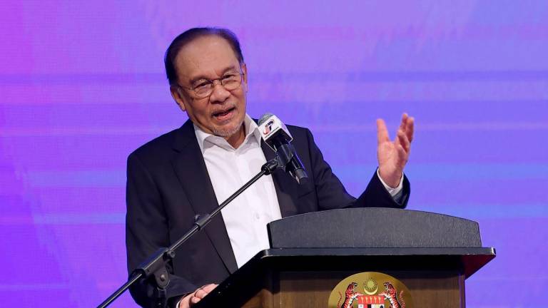 Perdana Menteri Datuk Seri Anwar Ibrahim menyampaikan ucapan pada Perjumpaan Perdana Menteri Bersama Warga Jabatan Perdana Menteri Bagi Bulan Julai di Puspanitapuri hari ini - BERNAMA