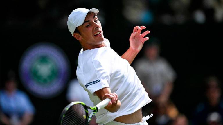 Britain’s Oliver Tarvet plays a forehand return to Spain’s Carlos Alcaraz during their men’s singles second round tennis match on the third day of the 2025 Wimbledon Championships at The All England Lawn Tennis and Croquet Club in Wimbledon, southwest London, on July 2, 2025-AFPpix