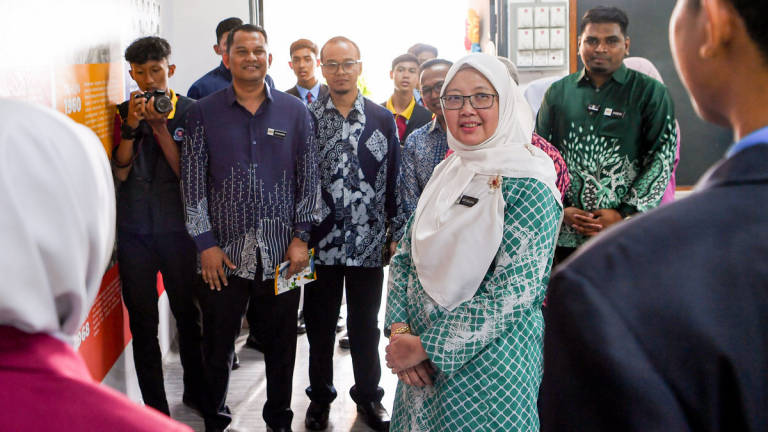 Minister in the Prime Minister’s Department (Federal Territories), Datuk Seri Dr Zaliha Mustafa, making a brief visit after officiating the Federal Territories-level Leadership, Climate Change and Green Energy Programme (IKLIM) 2025 at SMK Cochrane, Kuala Lumpur, today. – BERNAMA - BERNAMA