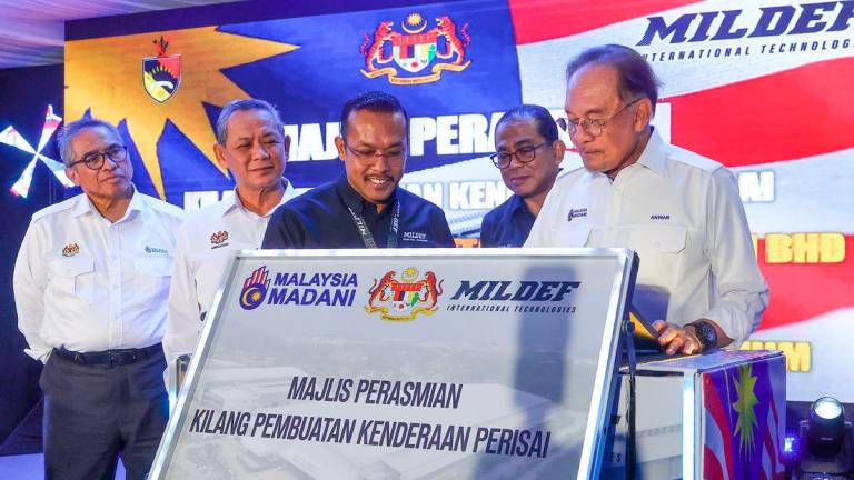 Perdana Menteri Datuk Seri Anwar Ibrahim menandatangani plak Perasmian Kilang Pembuatan Kenderaan Perisai Nasional di Mildef Technologies Sdn Bhd (Mildef), Sendayan hari ini. Turut hadir, Menteri Besar Negeri Sembilan Datuk Seri Aminuddin Harun (dua, kiri), Menteri Pertahanan Datuk Seri Mohamed Khaled Nordin (dua, kanan) dan Pengarah Urusan Mildef International Technologies Sdn. Bhd. (Mildef) Datuk Seri Mohd Nizam Kasa (tiga, kiri) -fotoBERNAMA