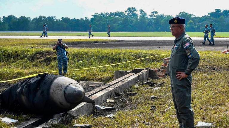Panglima Tentera Udara, Jeneral Datuk Seri Muhammad Norazlan Aris ketika meninjau lokasi insiden Kemalangan Pesawat F/A-18D Hornet di Pangkalan Udara Tentera Udara Diraja Malaysia (TUDM) Kuantan disini hari ini- fotoBERNAMA