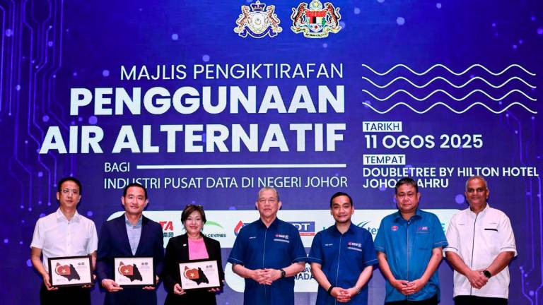 Deputy Prime Minister Datuk Seri Fadillah Yusof (center) poses with recipients of the Data Center Industry Recognition Certificate at the Johor State Data Center Industry Alternative Water Use Recognition Ceremony at Double Tree by Hilton Hotel today. - BERNAMA