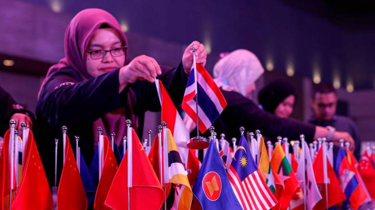 Petugas menyusun bendera negara anggota ASEAN dan rakan dialog sebagai persiapan menjelang Mesyuarat Menteri-Menteri Ekonomi ASEAN (AEM) ke-57 yang akan bermula esok di Pusat Pameran dan Perdagangan Antarabangsa Malaysia (MITEC), Kuala Lumpur, hari ini -fotoBERNAMA