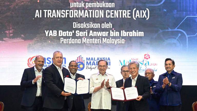 Prime Minister Datuk Seri Anwar Ibrahim witnessed the exchange of a Memorandum of Understanding (MoU) between the Malaysian Communications and Multimedia Commission (MCMC) and Multimedia University (MMU) through the collaboration of the AI Transformation Centre. MCMC was represented by its Chairman, Tan Sri Mohamad Salim Fateh Din (second from left), while MMU was represented by its President, Prof Datuk Dr Mazliham Mohd Su’ud (third from right). Also present were Higher Education Minister Datuk Seri Dr Zambry Abdul Kadir (third from left), Communications Minister Datuk Fahmi Fadzil (fourth from right), and Digital Minister Gobind Singh Deo (far left). – BERNAMA