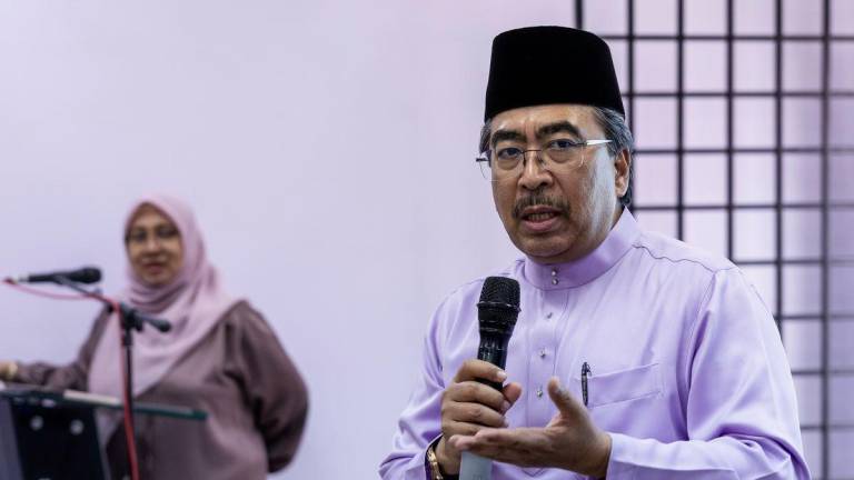 Menteri Perladangan dan Komoditi, Datuk Seri Johari Abdul Ghani bercakap pada Majlis Dialog Kementerian Perladangan dan Komoditi (KPK) bersama Kolej Poly-Tech Mara Kota Bharu anjuran Lembaga Kenaf dan Tembakau Negara (LKTN) di sini hari ini. - fotoBERNAMA