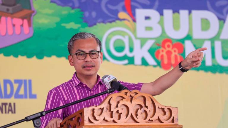 Communications Minister and Lembah Pantai MP Datuk Fahmi Fadzil delivering his speech at the launch of the Arts and Culture Programme @Lembah Pantai at PPR Kerinchi here today. - BERNAMA