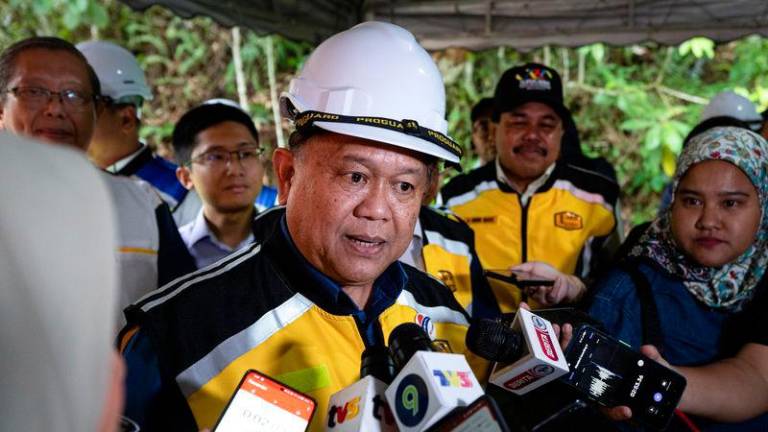 Works Minister Datuk Seri Alexander Nanta Linggi - BERNAMApix