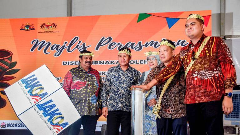 Exco Kemajuan Desa, Pertanian dan Keterjaminan Makanan negeri Datuk Dr Muhamad Akmal Saleh (kanan) dan Timbalan Ketua Setiausaha (Dasar) Kementerian Kemajuan Desa dan Wilayah (KKDW) Datuk Abdul Kahar Abdullah (dua, kanan) menyempurnakan gimik perasmian Karnival Usahawan Orang Asli (KUOA) 2025 di Dataran Pahlawan di sini hari ini. - fotoBERNAMA