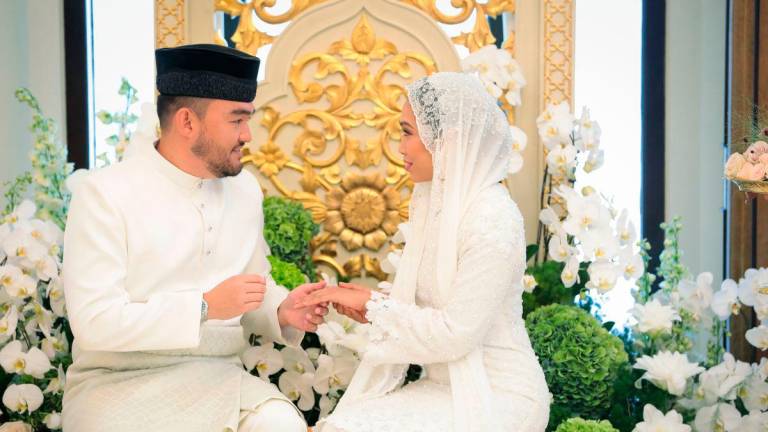 Pasangan Diraja Raja Muda Selangor Tengku Amir Shah dan Datin Paduka Seri Afzaa Fadini Abdul Aziz selamat diijabkabulkan pada Istiadat Pernikahan Raja Muda Selangor di Istana Alam Shah, Klang hari ini- BERNAMA