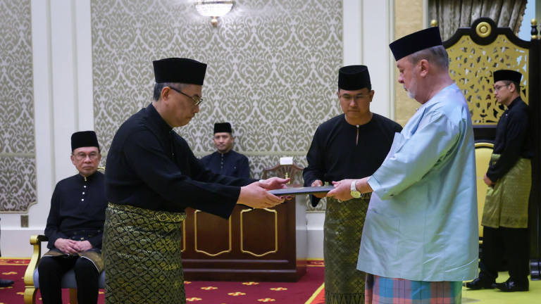 The Yang di-Pertuan Agong, Sultan Ibrahim, today graciously presented the Letter of Appointment to the Chief Justice, Datuk Wan Ahmad Farid Wan Salleh, at Istana Negara, here. Wan Ahmad Farid, 62, also took and declared the oath of office and allegiance during the Presentation Ceremony of the Letter of Appointment for the Chief Justice, held at the Minor Throne Room of Istana Negara. – BERNAMA