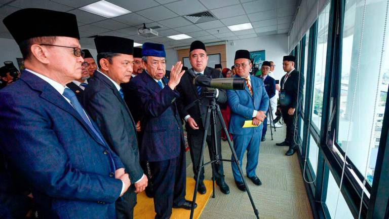Selangor Ruler Sultan Sharafuddin Idris Shah (second from left) visits the Vessel Traffic Services (VTS) Control Centre in conjunction with the inauguration of the Dius Api Tower, Malaysian Marine Department, at the department’s headquarters today. Also present were Transport Minister Anthony Loke (second from right) and Selangor Chief Minister Datuk Seri Amirudin Shari (right). – BERNAMA